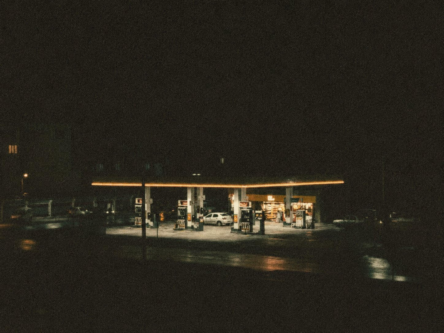 Posto e oficina vistos de longe durante a noite